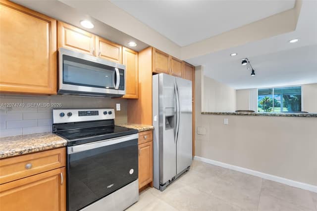 9811 N Hollybrook Lake Dr # 103, Pembroke Pines FL 33025 - Pembroke Pines, FL - Photo 5