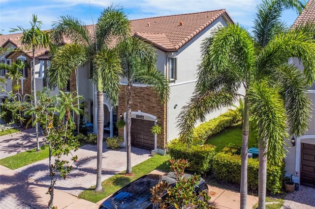 10334 NW 30th Ter, Doral FL 33172 - Doral, FL - Photo 2