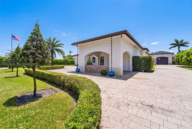 10352 NW 131st St, Hialeah Gardens FL 33018 - Hialeah Gardens, FL - Photo 3