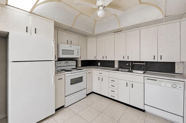 3026 Rexford B, Boca Raton FL 33434 - Boca Raton, FL - Photo 2
