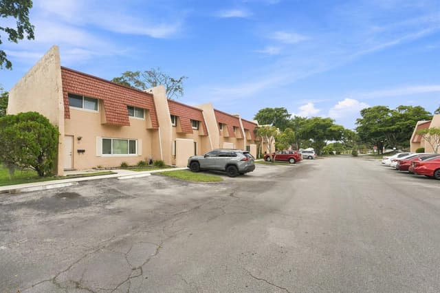 6 Spinning Wheel Lane, Tamarac FL 33319 - Tamarac, FL - Photo 2