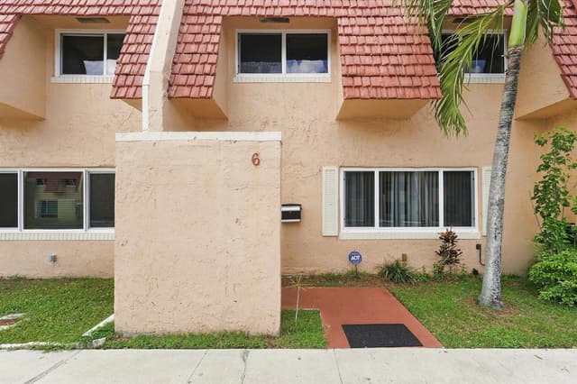 6 Spinning Wheel Lane, Tamarac FL 33319 - Tamarac, FL - Photo 3