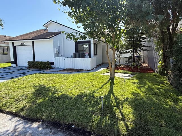 1160 SW 111th Avenue, Pembroke Pines FL 33025 - Pembroke Pines, FL - Photo 2