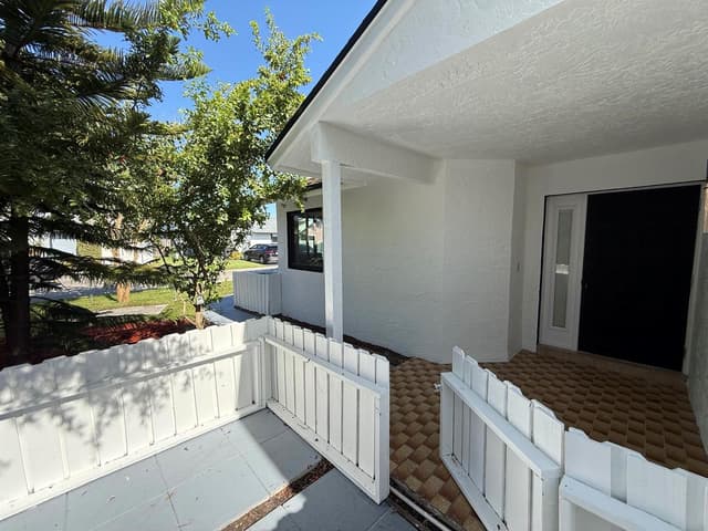 1160 SW 111th Avenue, Pembroke Pines FL 33025 - Pembroke Pines, FL - Photo 5