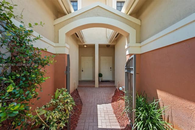 3810 Tree Top Dr, Weston FL 33332 - Weston, FL - Photo 2