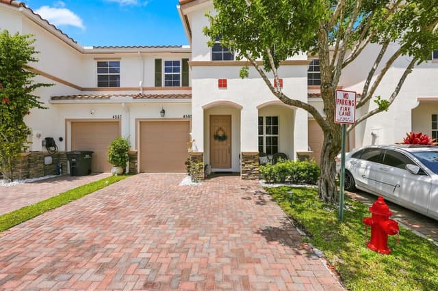 4585 Tara Cove Way, West Palm Beach FL 33417 - West Palm Beach, FL - Photo 2