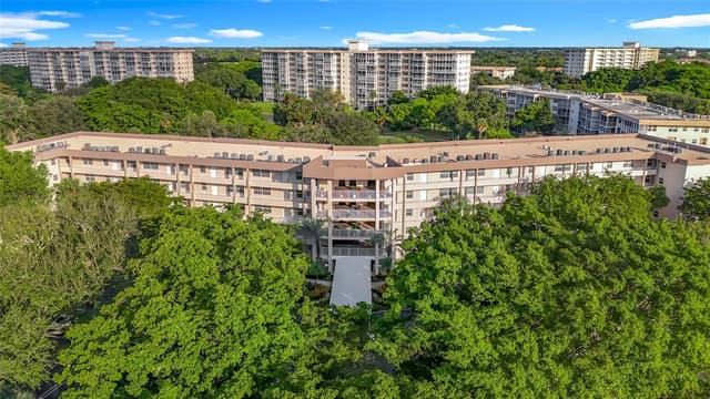 545 Oaks Lane # 410, Pompano Beach FL 33069 - Pompano Beach, FL - Photo 2