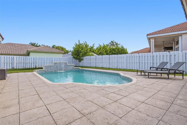 609 Verona Pl, Weston FL 33326 - Weston, FL - Photo 4