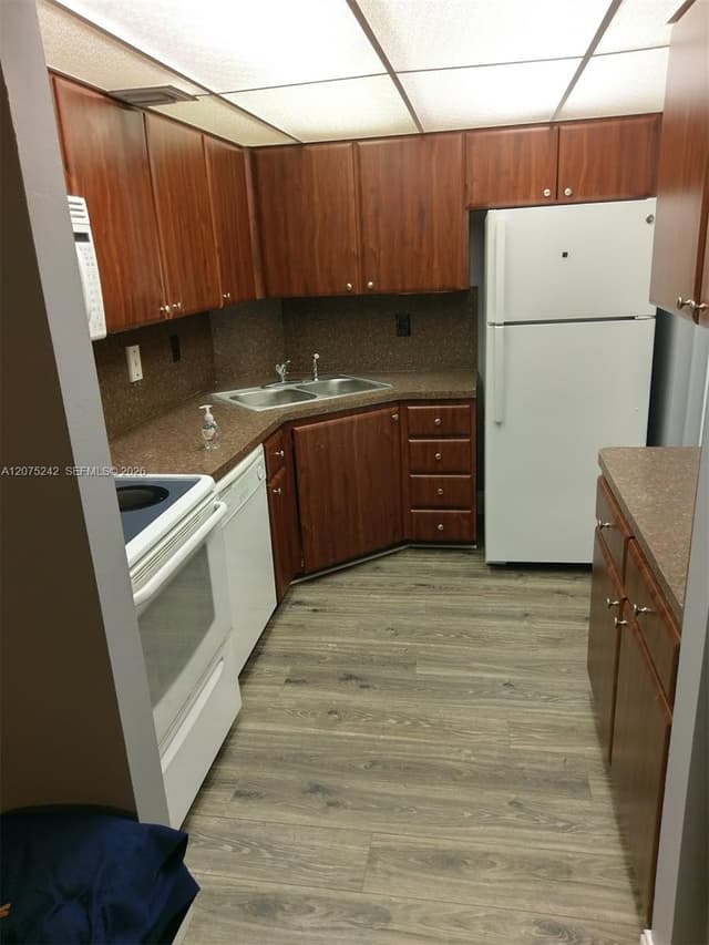 3105 Oakland Shores Dr # J101, Oakland Park FL 33309 - Oakland Park, FL - Photo 4