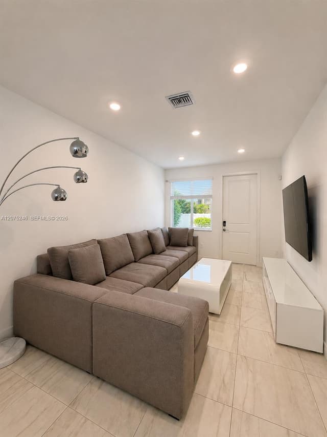 181 SW 170th Ave, Pembroke Pines FL 33027 - Pembroke Pines, FL - Photo 2