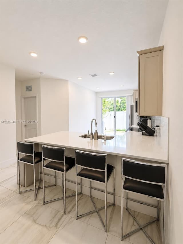 181 SW 170th Ave, Pembroke Pines FL 33027 - Pembroke Pines, FL - Photo 5