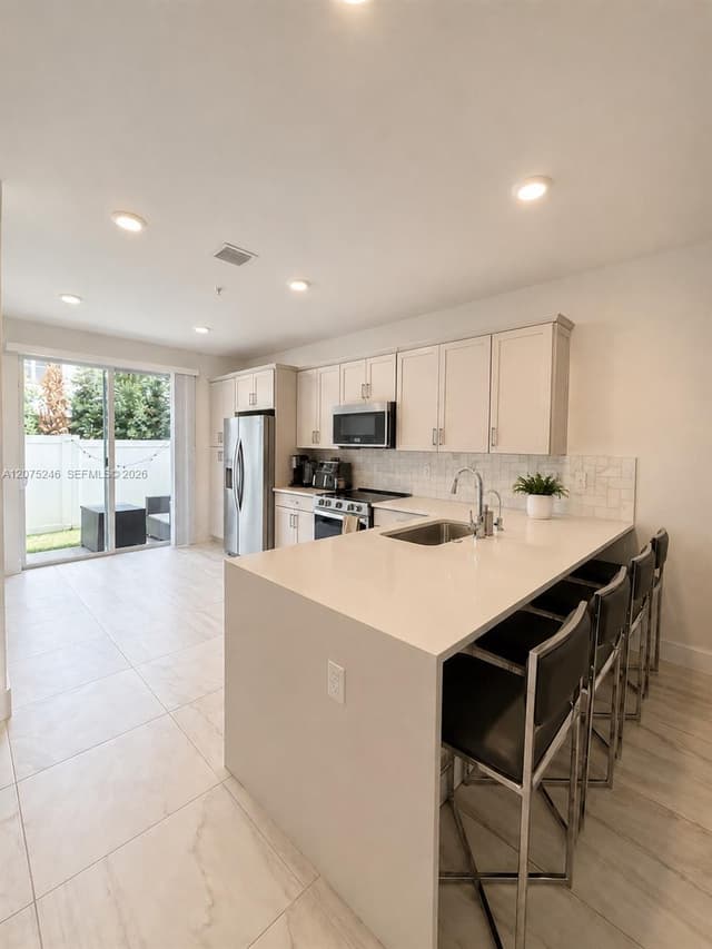 181 SW 170th Ave, Pembroke Pines FL 33027 - Pembroke Pines, FL - Photo 4