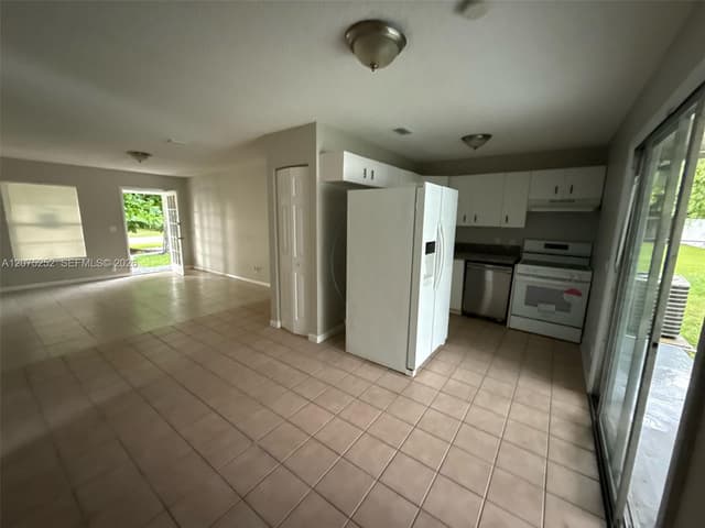 8220 SW 6th St, North Lauderdale FL 33068 - North Lauderdale, FL - Photo 3