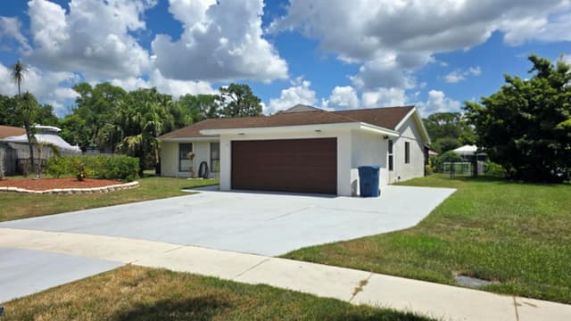 118 CAMBRIDGE Lane, Royal Palm Beach FL 33411 - Royal Palm Beach, FL - Photo 2