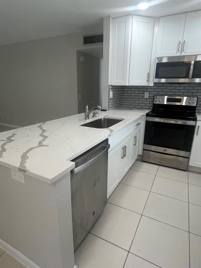 93 Normandy B, Delray Beach FL 33484 - Delray Beach, FL - Photo 5