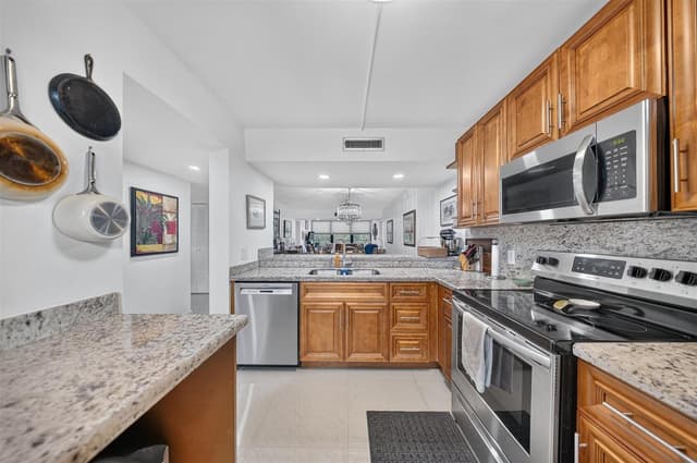 1719 WHITEHALL Drive # 303, Davie FL 33324 - Davie, FL - Photo 7