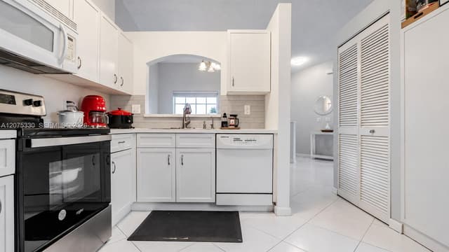 17251 NW 6th St, Pembroke Pines FL 33029 - Pembroke Pines, FL - Photo 7