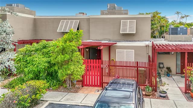 1110 W Fairway Rd, Pembroke Pines FL 33026 - Pembroke Pines, FL - Photo 2