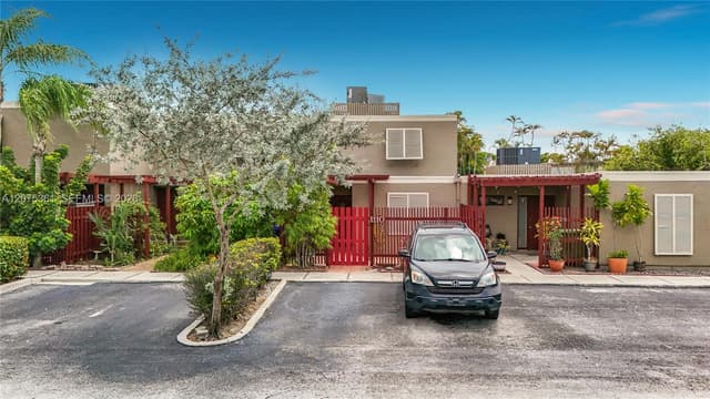 1110 W Fairway Rd, Pembroke Pines FL 33026 - Pembroke Pines, FL - Photo 5