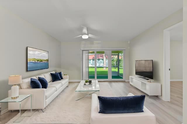 812 Salem Lane, Lake Worth FL 33467 - Lake Worth, FL - Photo 2
