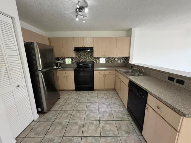 4172 Pine Hollow Circle, FL 33463 - Photo 6