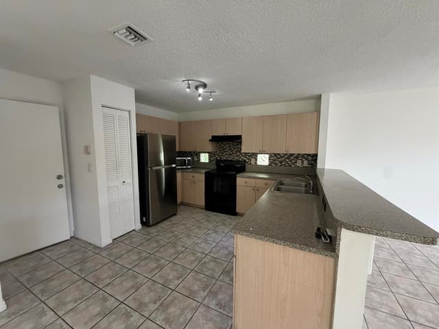4172 Pine Hollow Circle, FL 33463 - Photo 5