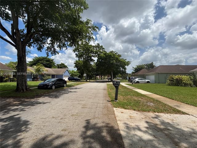 9510 Ashley Dr, Miramar FL 33025 - Miramar, FL - Photo 4