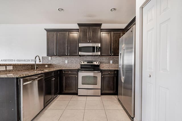 8945 NW 98th Ave, Doral FL 33178 - Doral, FL - Photo 2