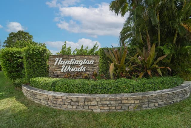 217 PARKWOOD Drive S, Royal Palm Beach FL 33411 - Royal Palm Beach, FL - Photo 2