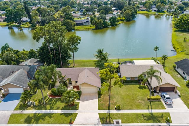 217 PARKWOOD Drive S, Royal Palm Beach FL 33411 - Royal Palm Beach, FL - Photo 3