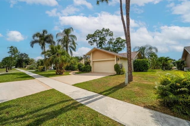 217 PARKWOOD Drive S, Royal Palm Beach FL 33411 - Royal Palm Beach, FL - Photo 5