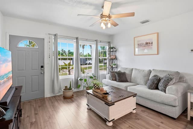 156 Granada Drive, Palm Springs FL 33461 - Palm Springs, FL - Photo 4