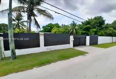 759 S Biscayne River Dr, Miami FL 33169 - Miami, FL - Photo 2