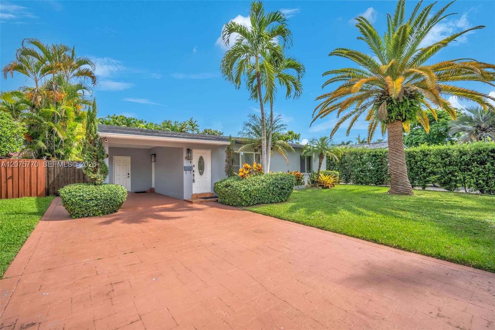 907 NE 5th St, Hallandale Beach FL 33009 - Hallandale Beach, FL - Photo 1