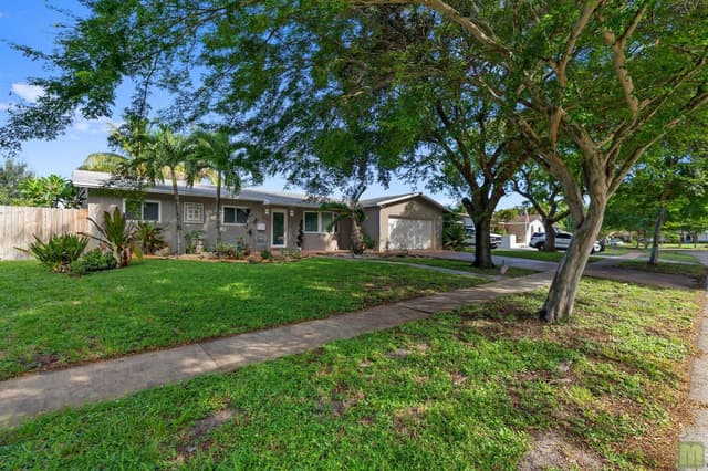 291 Lake Drive, Coconut Creek FL 33066 - Coconut Creek, FL - Photo 2