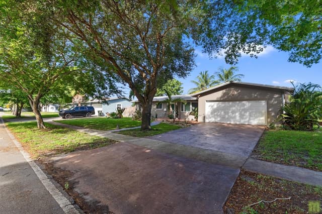 291 Lake Drive, Coconut Creek FL 33066 - Coconut Creek, FL - Photo 3