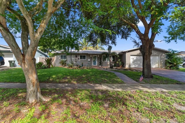 291 Lake Drive, Coconut Creek FL 33066 - Coconut Creek, FL - Photo 4
