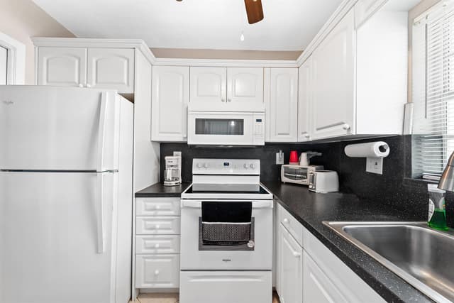 2100 NE 38th Street # 205, Lighthouse Point FL 33064 - Lighthouse Point, FL - Photo 4