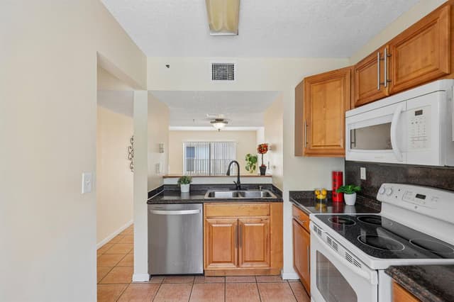 167 RIVIERA Circle, Weston FL 33326 - Weston, FL - Photo 5