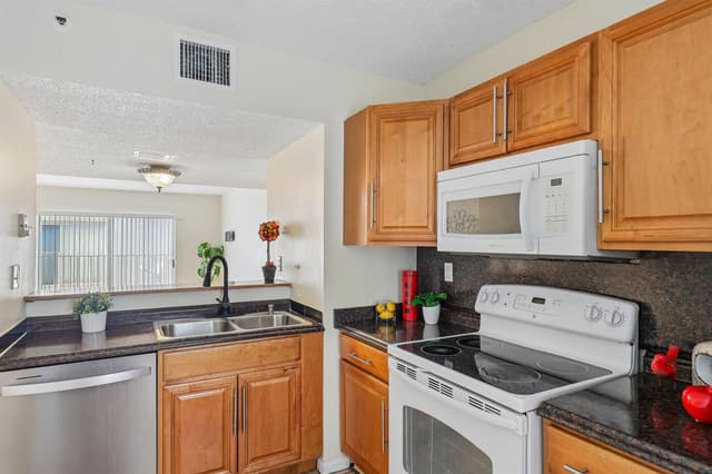 167 RIVIERA Circle, Weston FL 33326 - Weston, FL - Photo 4