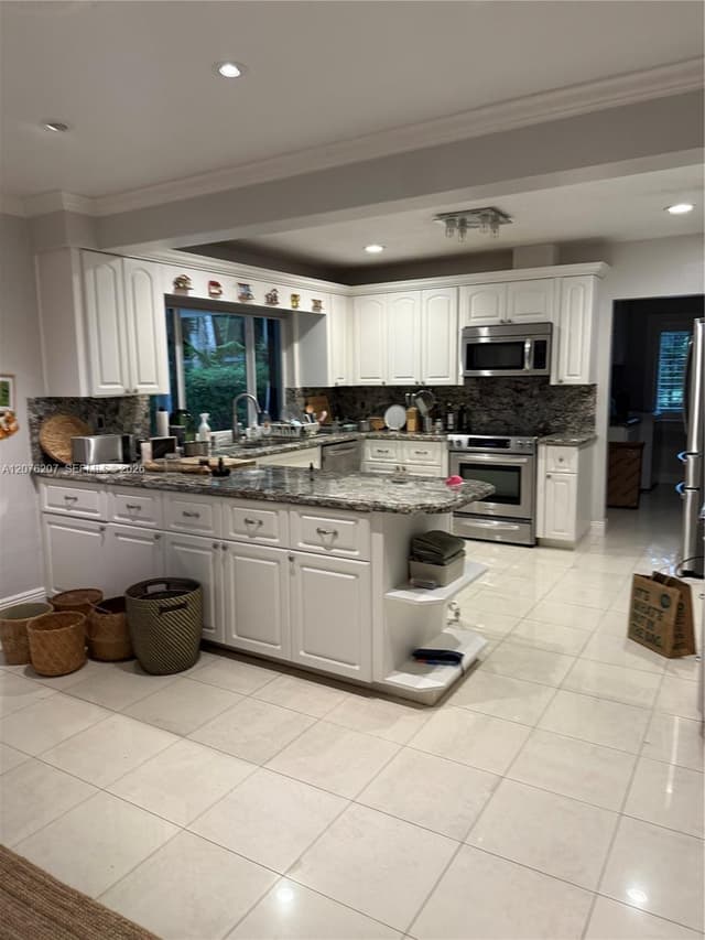 12121 SW 60th Ct, Pinecrest FL 33156 - Pinecrest, FL - Photo 2