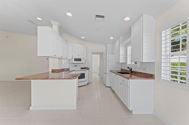 693 HUDSON BAY Drive, Palm Beach Gardens FL 33410 - Palm Beach Gardens, FL - Photo 4