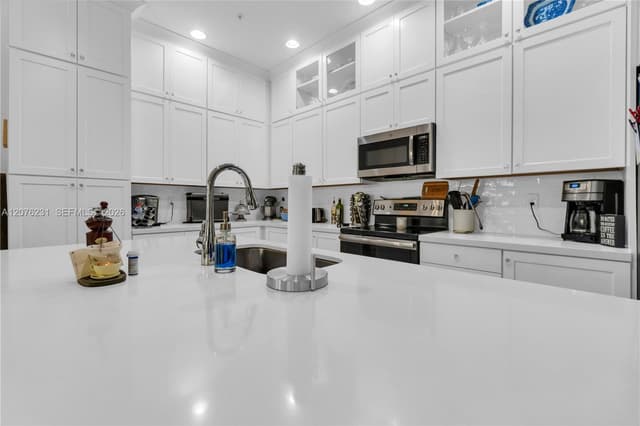 1785 NW 124th Pl, Pembroke Pines FL 33028 - Pembroke Pines, FL - Photo 5