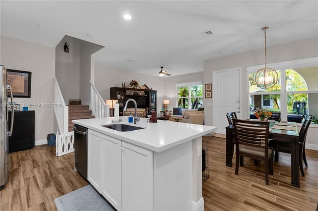 1785 NW 124th Pl, Pembroke Pines FL 33028 - Pembroke Pines, FL - Photo 4