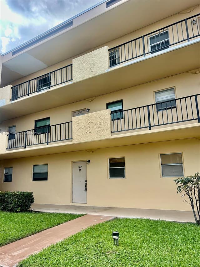 201 Berkley Rd # 102, Hollywood FL 33024 - Hollywood, FL - Photo 2