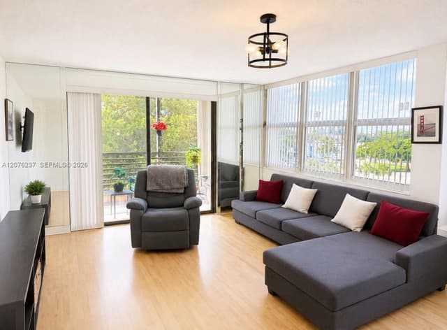 1100 Saint Charles Pl # 504, Pembroke Pines FL 33026 - Pembroke Pines, FL - Photo 2