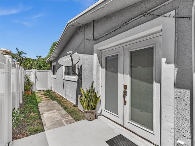 6520 SW 7th Ct, North Lauderdale FL 33068 - North Lauderdale, FL - Photo 4