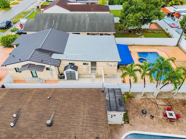 233 W 39th Pl, Hialeah FL 33012 - Hialeah, FL - Photo 6