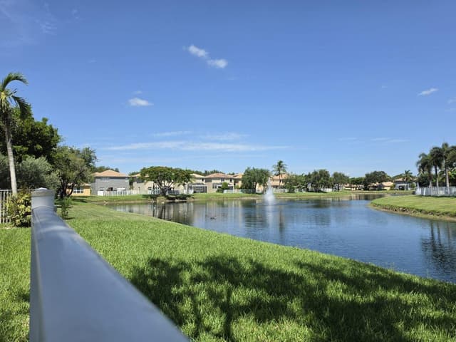 5292 Sancerre Circle, Lake Worth FL 33463 - Lake Worth, FL - Photo 2