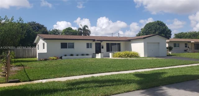 8320 NW 24th Ct, Pembroke Pines FL 33024 - Pembroke Pines, FL - Photo 2
